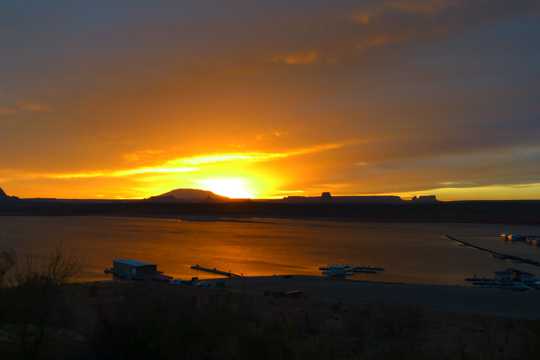 鲍威尔湖黄昏美景图片