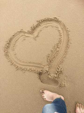 海滩画出爱心图片