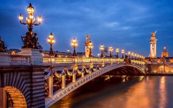 巴黎都市繁华的夜景图片