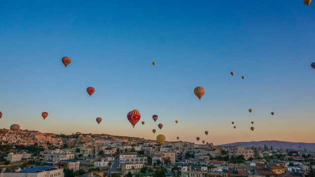 土耳其卡帕多西亚升起的热气球图片