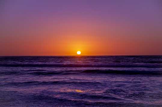海平面上的夕阳图片