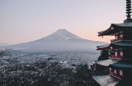 日本富士山下的景色图片