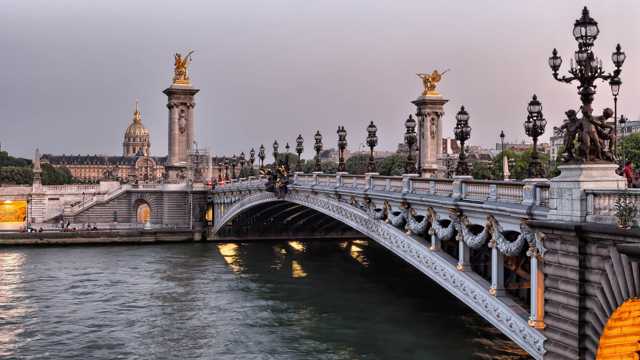 法国巴黎塞纳河沿岸光景图片