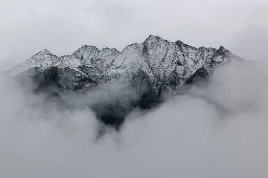 白雪皑皑的山峰景色图片