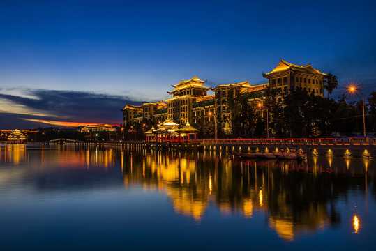河边城市夜幕图片