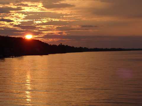 湖面夕陽景圖片