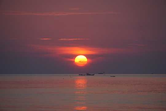 海洋上的夕阳图片