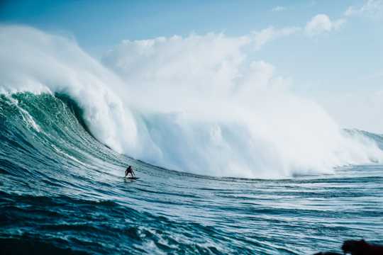 海洋上的波浪图片