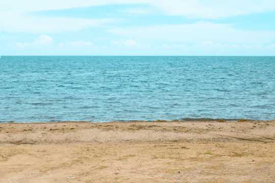 平静的青海湖图片