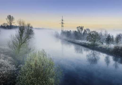 云雾下的河流图片
