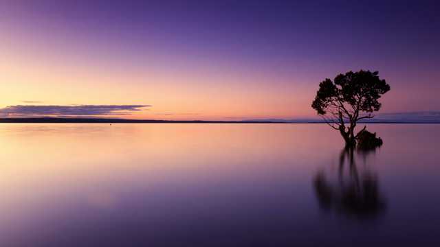 紫色日落湖水风光图片
