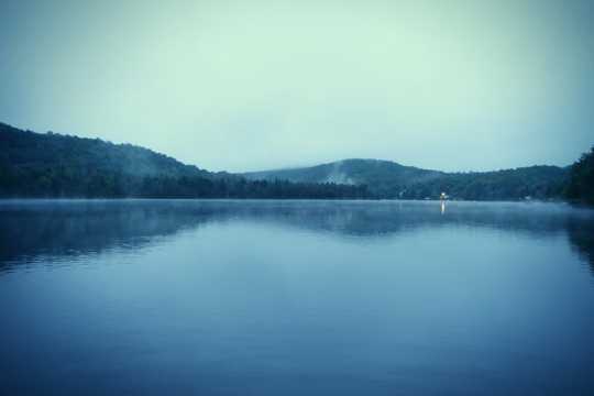 暮色下的湖泊景色图片