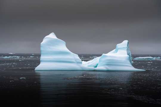 水面冰山自然风光图片