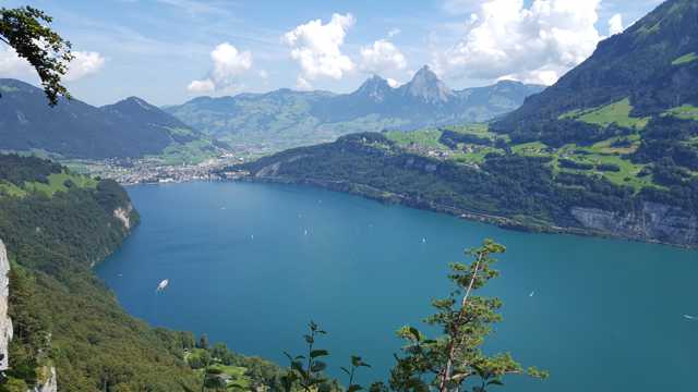 瑞士湛蓝的江河图片