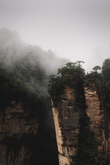 云雾缭绕的高山峭壁图片