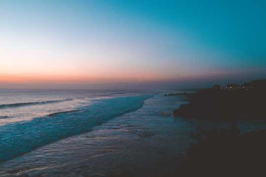 夕阳下的海滩图片