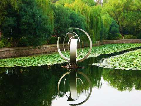 上海华东师大湖边景色图片