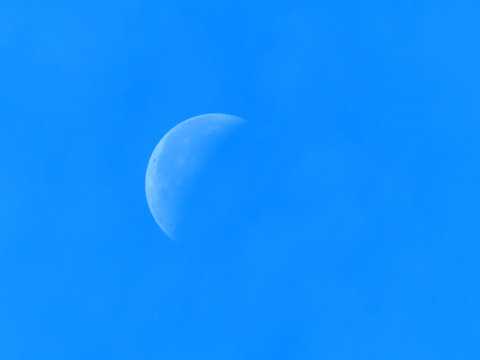 蓝天上的月亮图片