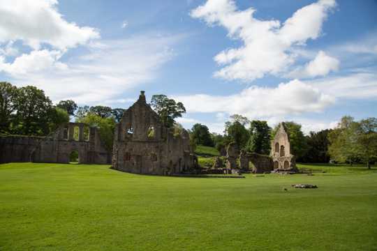 英国喷泉修道院建筑景色图片