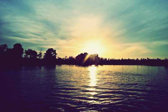 落日下的湖泊图片
