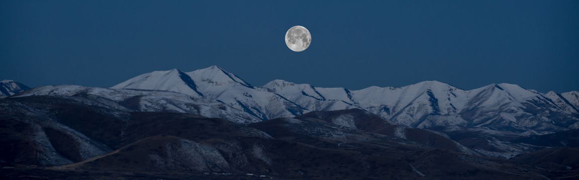 雪山上的月亮图片