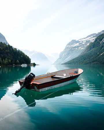 湖泊上的小舟图片