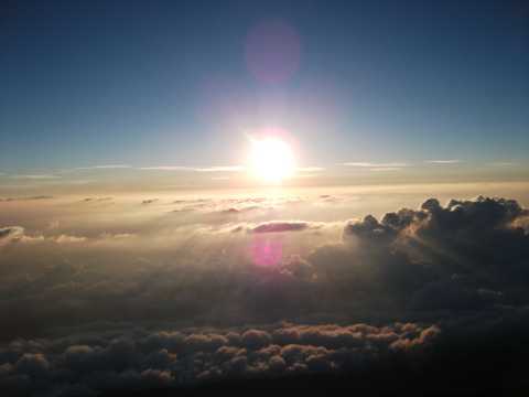 朝阳下的云朵图片