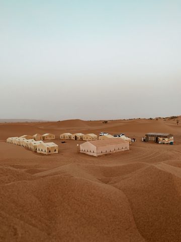 大漠里的帐篷图片