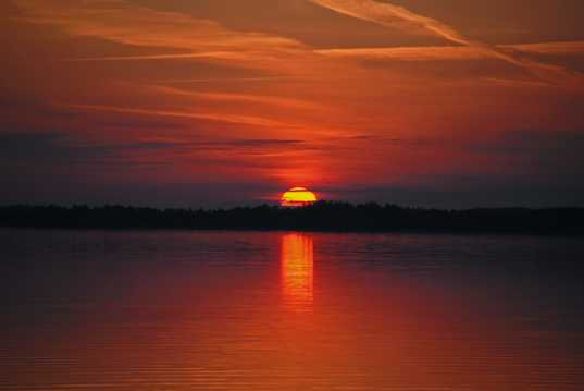湖面上的日出图片