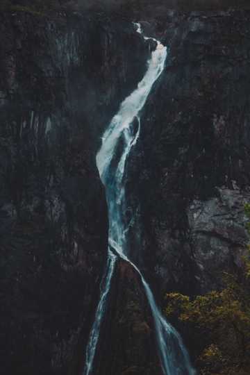 山涧的瀑布图片