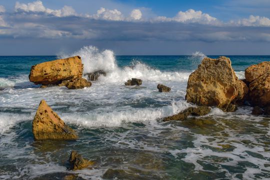 海洋岩石海潮图片