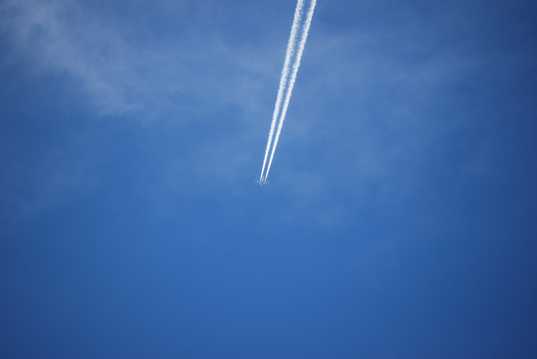 飞机飞过云层图片