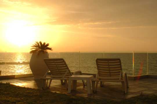 日落海岸躺椅图片